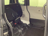 ★チップアップ&ダイブダウン機能付き【ULTR SEAT】は後席座面を左右分割で跳ね上げることができます☆トランクで積載できない背の高い荷物をラクラク収納できます。ホンダ車ならではの人気装備です♪