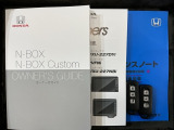 スマートキーは鍵をバッグに入れたままでもドアロックの開閉やエンジンのON・OFFができます。夜間や雨の日も鍵を探さなくて良いので便利です。