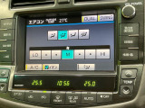 【左右独立型フルオートエアコン】運転席と助手席でそれぞれお好みの温度に設定可能。同乗者にも配慮した、快適な空調をお届け致します。