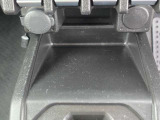 運転席・助手席からアクセスしやすい中央の収納スペースです。
