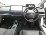 運転席からの視界はこんな感じです☆お気軽にご来店いただき、実際に座って是非お確かめください。ドライバーに寄り添う快適な操作フィールをもたらすステアリングです。