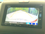 【バックカメラ】駐車時に後方がリアルタイム映像で確認できます。大型商業施設や立体駐車場での駐車時や、夜間のバック時に大活躍!運転スキルに関わらず、今や必須となった装備のひとつです!