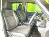 運転席まわりには十分なスペースがあり、大柄な方でもゆったり運転していただける環境です。