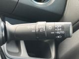 操作しやすい位置に配置されたウインカーレバー。直感的に操作でき、安全な車線変更をサポートします。