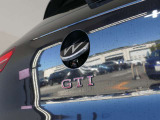 バックカメラ始動時にはVWのエンブレムが動いてカメラがボディの中心位置で映し出します。