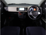 【インパネ周り】視界がよく運転しやすい設計となっております。インパネ周りもすっきりと洗練されたデザインで高級感が溢れています。日々のドライブを飽きさせません。