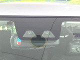 【スマートアシスト】走行中に前方の車両等を認識し、衝突しそうな時は警報とブレーキで衝突回避と被害軽減をアシスト。より安全にドライブをお楽しみいただけます。