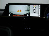 パノラミックビューモニター装備!トップビュー&フロントビュー・車両に取り付けたフロント、サイド、バックカメラの映像を合成して画面上に表示させることで、低速時の運転を補助する装置です。