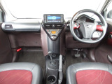 ステアリングホイールからスムーズに持ちかえられるフロアシフトを採用。シフトノブをコンパクト化し、女性でも操作しやすいサイズとしました。左手元には、便利なオーディオリモートコントロールスイッチ付き!
