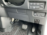 駐車ブレーキは足踏み式です
