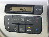 【オートエアコン】一度お好みの温度に設定すれば、車内の温度を検知し風量や温度を自動で調整。暑い&hellip;寒い&hellip;と何度もスイッチ操作をする必要はありません。快適な車内空間には必須の機能ですね♪