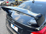 【大型リヤスポイラー】スポーツカーらしさがグッと引き立つ大型リヤスポイラーを装着♪高速走行時のスタビリティ(走行安定性)向上に役立ちます。