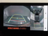 パノラミックビューモニター付きです。車両を上から見たような映像をモニター画面に表示。運転席からの目視では見にくい、車両周辺の状況をリアルタイムでしっかり確認できます。