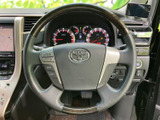 握りやすいステアリングは、長時間の運転でも疲れにくい設計。快適なドライビングをサポートします。