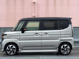 純正アルミで全体的にデザインがまとまっています。車も人も、オシャレはまずは足元からですね。