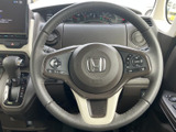 握りやすいステアリングで、運転操作を快適に。オーディオやハンズフリー通話のスイッチも操作しやすい位置に配置されています。