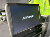 【後席モニター】家族や友人とお出かけする機会が多い方に大人気の後席モニターを装備!見やすい位置に画面がありテレビやDVDの視聴も快適!友達もお子様も、後席にしか乗らなくなるかも??