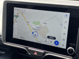見やすい地図表示で、目的地までスムーズに案内。渋滞情報もリアルタイムで確認できます。安全で快適なドライブをサポートします。運転に集中できます。