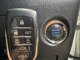 【スマートキー&プッシュスタート】ドアハンドルを軽く握るだけでドアロックを解錠でき、施錠はドアハンドルのロックスイッチを押すだけでブレーキを踏みながらエンジンスイッチを押すだけで、エンジンが始動!