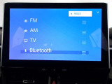 Bluetooth接続機能付き。ワイヤレスでスマートフォンなどからお気に入りの音楽を再生したり、ハンズフリー通話ができます。