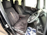 運転席まわりには十分なスペースがあり、大柄な方でもゆったり運転していただける環境です。