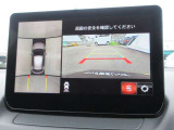 車両の前後左右にある4つのカメラを合成することで、まるでご自身のクルマを空から見ているような俯瞰での映像を映し出してくれます。バック時ももちろんのこと、前進時に視界の悪い交差点でも役に立ちますね。