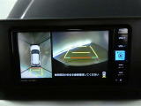 【全周囲モニター】車を上空から見下ろしたような映像をカーナビ画面に映し出し、車庫入れや縦列駐車をサポートしてくれます。