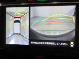 パノラミックビューモニター付きです。車両を上から見たような映像をディスプレイオーディオ画面に表示。運転席からの目視だけでは見にくい、車両周辺の状況をリアルタイムでしっかり確認できます。