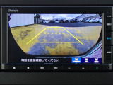 ◆【リアカメラ】が装着されています。リバースに入れるだけで映ります。後方の安全確認や、狭い駐車場での車庫入れ、雨の日や夜間など視界の悪い時に便利です。安全にバックする為には欠かせない装備です。