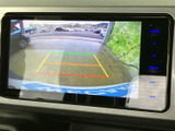 後方確認をサポートするモニター。駐車時や狭い道での運転も安心です。安全運転をサポートする頼もしい機能です。