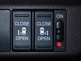 運転席からもスライドドアを楽々操作でスピーディーに!またスマートキーでも開閉できるので便利です。