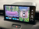 【マルチビューカメラシステム】専用のカメラにより、上から見下ろしたような視点で360度クルマの周囲を確認することができます☆死角部分も確認しやすく、狭い場所での切り返しや駐車もスムーズに行えます。