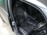 程よい硬さとホールド性が高いシートで長時間運転も快適です。