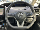 握りやすいステアリングは、運転操作を快適にします。操作性にも優れており、スムーズなドライビングをサポートします。