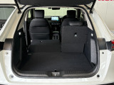 後席は片側のみ格納も可能!使い方に合わせたシートアレンジが出来ますので人数もしっかり乗れて大きな荷物も積載可能!