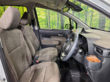 運転席まわりには十分なスペースがあり、大柄な方でもゆったり運転していただける環境です。