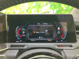洗練されたデザインのメーターが、運転の楽しさを引き立てます。重要な情報をひと目で確認でき、安全運転をサポート。視認性の高い表示で、運転に集中できます。