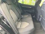 後席もゆったりとしたスペースを確保。長距離移動でもリラックスできます。家族や友人と快適な時間を過ごせる空間です。