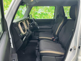 ドライバーの視界を妨げない、広々とした室内空間。操作性にも優れ、運転に集中できます。快適なカーライフをサポートします。