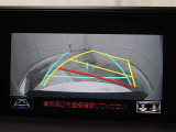 車庫入れや縦列駐車などの際に、後退操作の参考になるガイドラインをモニター画面に表示します。