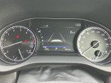 視認性の高いメーターで、運転に必要な情報をしっかり確認できます。落ち着いたデザインが、運転に集中できる空間を演出します。