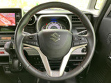 視認性の高いメーター類で、運転に必要な情報を的確に把握できます。落ち着いたデザインで、運転に集中できる空間を演出します。