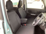 体をしっかり支えるシート形状で、運転姿勢を安定させやすい運転席。アームレスト付きで長時間の運転でも姿勢を保ちやすく、日常使いに配慮された空間です。