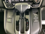 シンプルでとても使いやすいフロアシフトに、パーキングブレーキは、電子制御パーキングブレーキです。