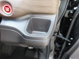 運転席右側のドリンクホルダーです。