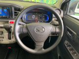 インテリアに合わせたデザインのステアリングは、運転される方のことも考え、運転しやすい形状、大きさです。是非一度、実際に触ってお確かめください。