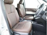 運転席からの視界も是非一度体感してみて下さいませ!内装カラーが珍しい【ダークブラウン合皮】です(^^)/