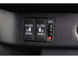リアは両側パワースライドドアで開閉には運転席のスイッチ、もしくはスライドドアのドアハンドルを軽く引くだけで自動開閉します。