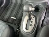オートマチックドライブです。駐車ブレーキは手動式です