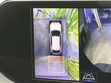 車両後方の状況を把握しやすく、安全な駐車をサポートします。ガイドライン表示で、距離感もつかみやすいのが魅力です。